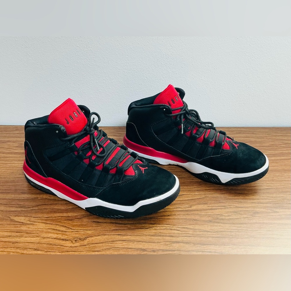 Air Jordan Max Aura Black/Red Men's Mid-Top Basketball Sneakers 11